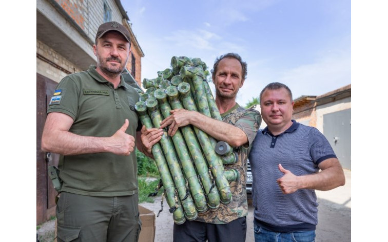 Володимир Усов передав перископи захисникам Харківського району