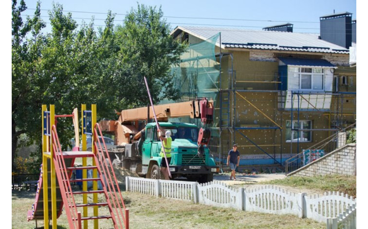 У Дергачах відновлюють 17 багатоквартирних будинків, постраждалих в результаті ворожих обстрілів