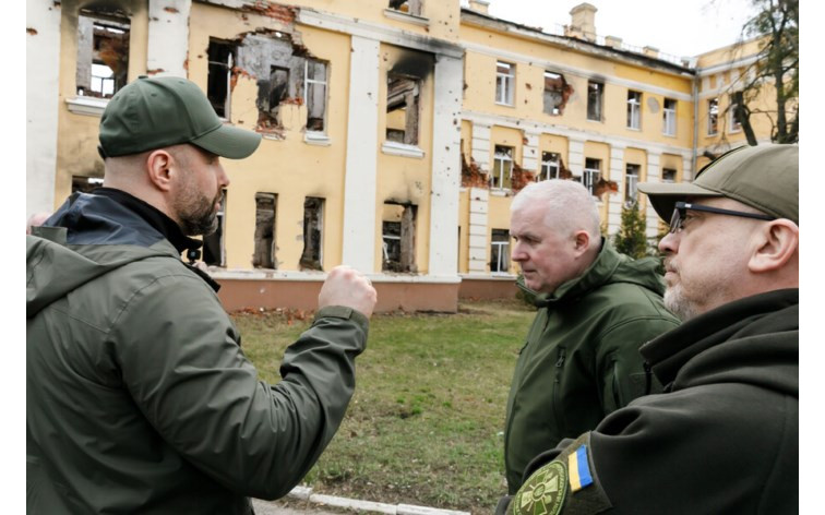 Міністрам оборони України та Литви показали наслідки повномасштабного вторгнення на Харківщині